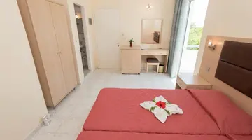 Leonidas Hotel and Studios
