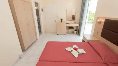 Leonidas Hotel and Studios