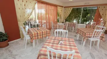 Leonidas Hotel and Studios
