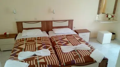 Leonidas Hotel and Studios