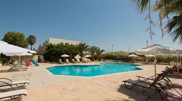 Leonidas Hotel And Studios
