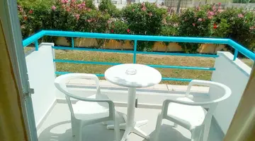 Leonidas Hotel And Studios