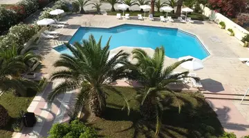 Leonidas Hotel And Studios