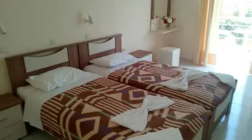 Leonidas Hotel And Studios