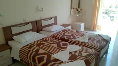 Leonidas Hotel And Studios