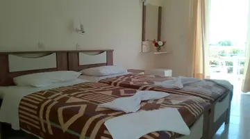 Leonidas Hotel And Studios
