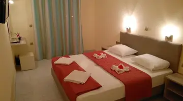 Leonidas Hotel & Studios