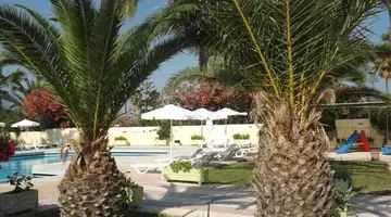 Leonidas Hotel & Studios