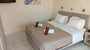 Leonidas Hotel & Studios
