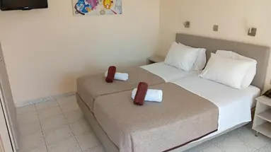 Leonidas Hotel & Studios