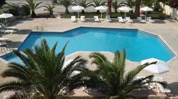 Leonidas Hotel & Studios