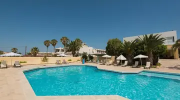 Leonidas Hotel & Studios
