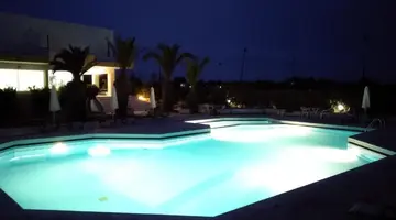 Leonidas Hotel & Studios