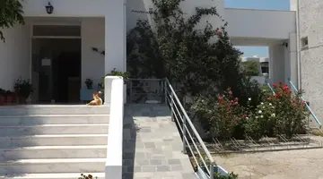 Leonidas Hotel & Studios