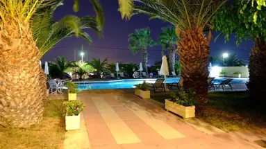Leonidas Hotel & Studios
