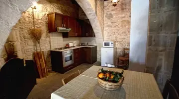 Leonidas Village Houses
