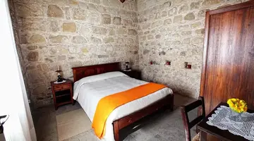 Leonidas Village Houses