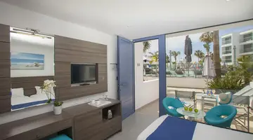 Limanaki Beach Hotel & Suites