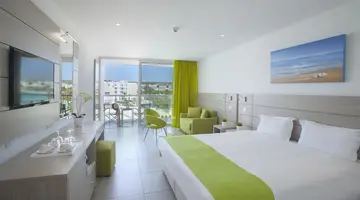 Limanaki Beach Hotel & Suites