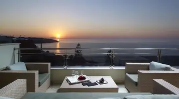Macaris Suites and Spa