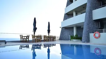 Madeira Regency Cliff