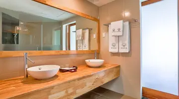 MANA MUINE BEACH RESORT