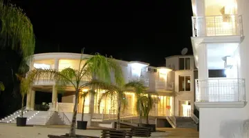 Mariana Hotel and Studios