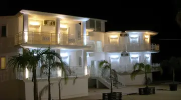 Mariana Hotel and Studios