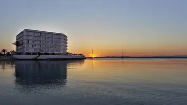 Marques Universal Hotel
