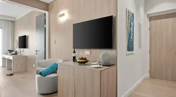 Mercure Larnaca Finikoudes Beach