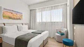 Mercure Larnaca Finikoudes Beach