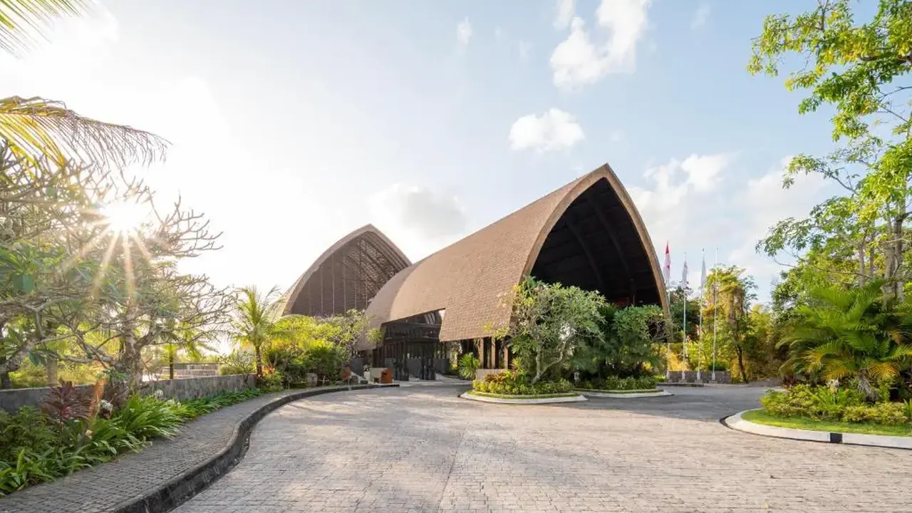MERUSAKA NUSA DUA