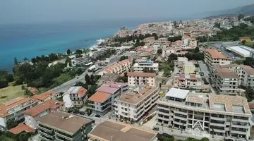 MIDDLE TOWN PALACE