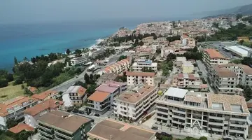 MIDDLE TOWN PALACE