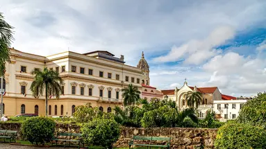 Między oceanami i wulkanami