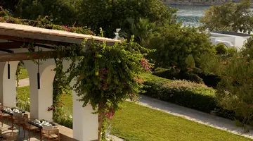 MINOS BEACH ART HOTEL