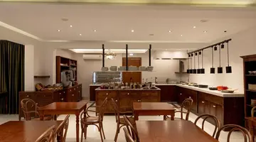 Nami Hotel & Suites