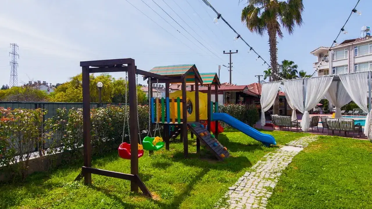 New Garden Luna Side Apart Hotel
