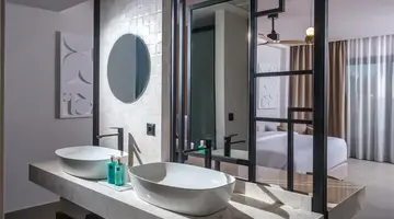 Noble Hotel and Suites