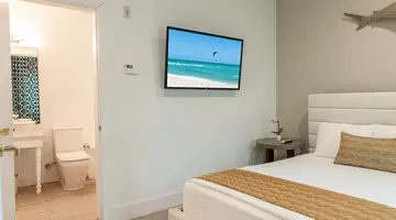 Oceanside Hotel + Suites