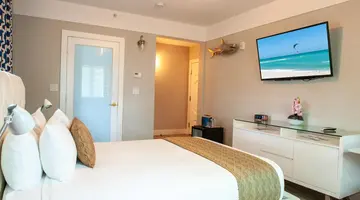 Oceanside Hotel + Suites