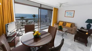 Ona Palm Beach