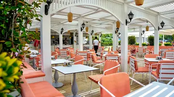 Oz Sui Resort