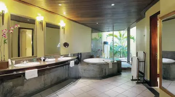 PARADIS BEACHCOMBER GOLF RESORT & SPA