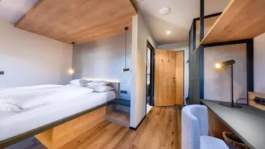 PEOPLE S HOTEL