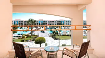 Pickalbatros White Beach Resort