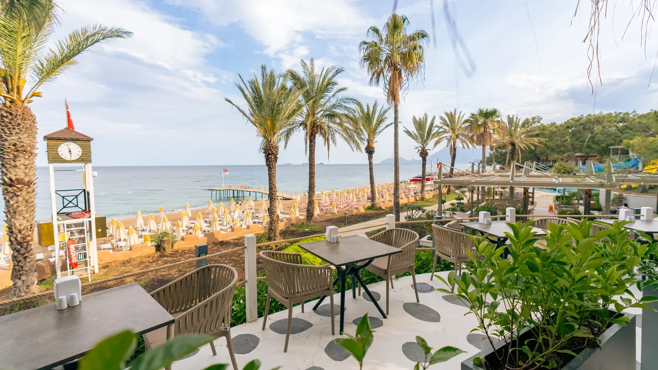 PIRATES BEACH CLUB