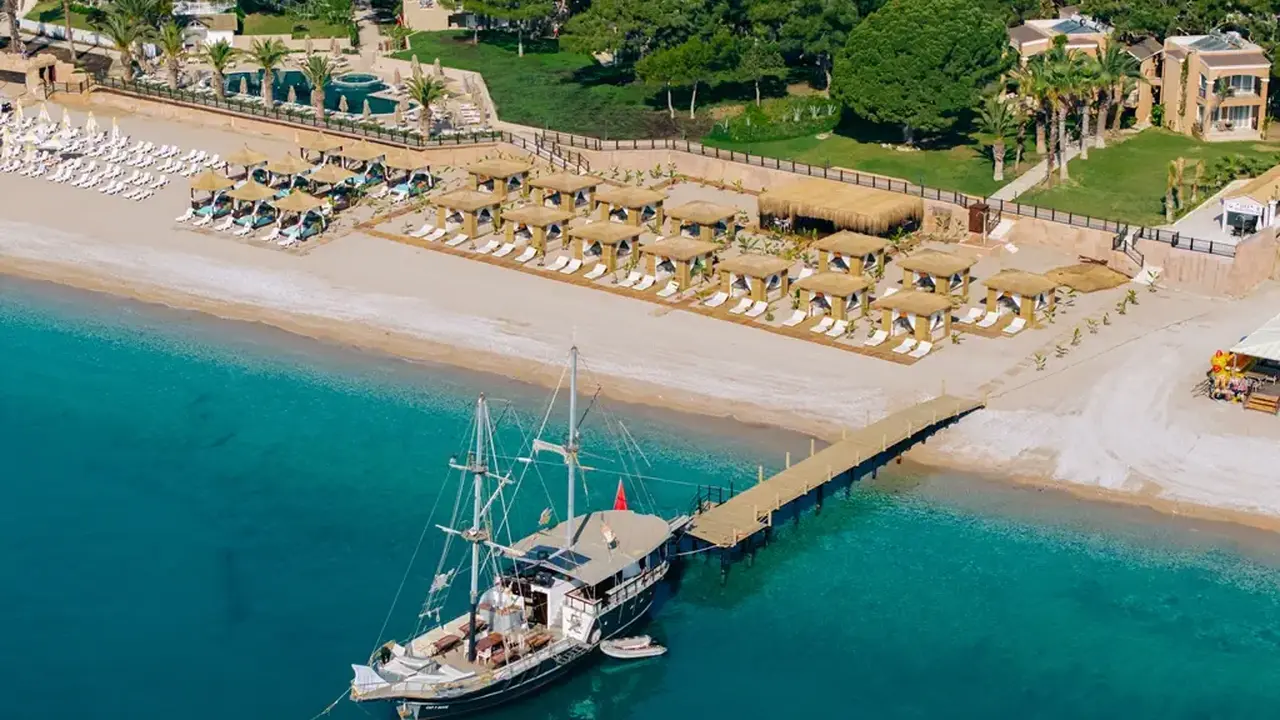 PIRATES BEACH CLUB
