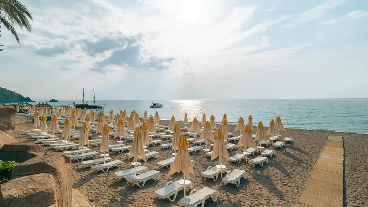 PIRATES BEACH CLUB