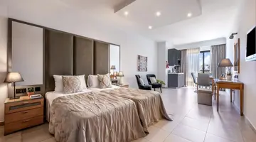 Plaza Regency Hotel (Suites)